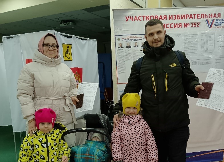 Территориальная избирательная комиссия города Сургута поздравила победителя окружного фотоконкурса рисунков «Голосуем всей семьей»