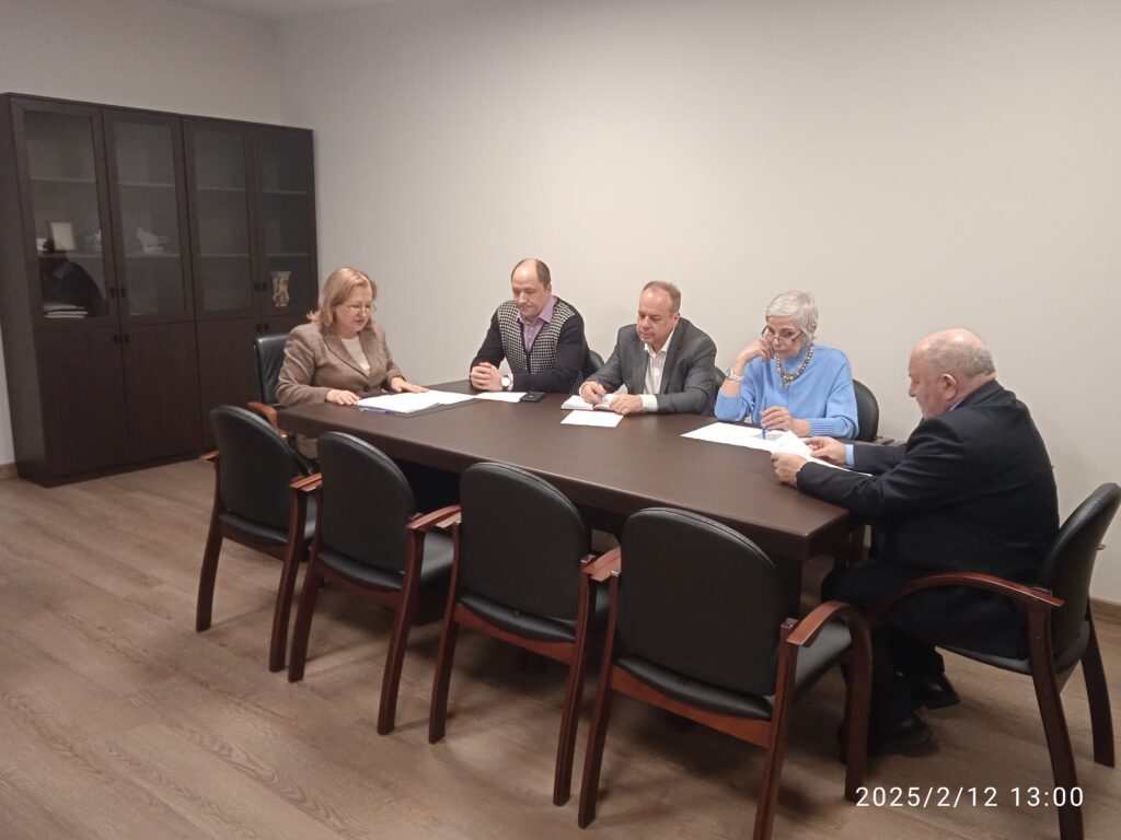 Фото 2. Участники 121 заседания территориальной избирательной комиссии города Сургута проводят обсуждение. 