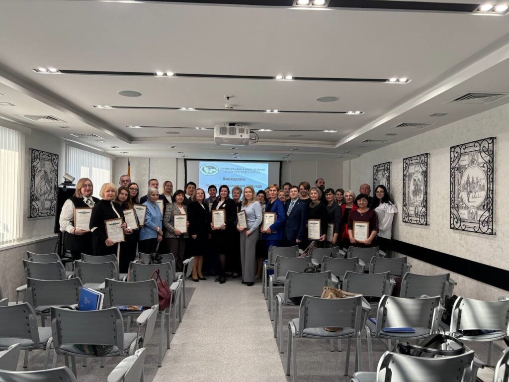 Фото 1. Общее фото участников награждения по итогам проведения мероприятий Дня молодого избирателя в 2024 году