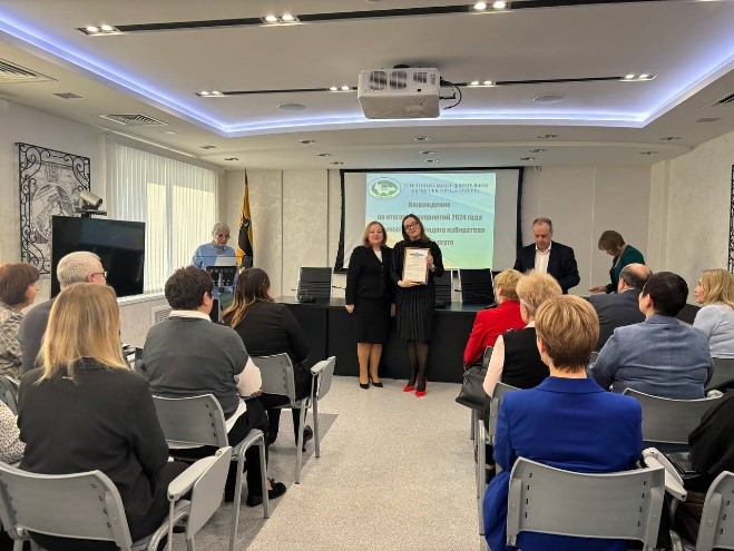 Фото 5. Вручение участнику награды по итогам проведения мероприятий Дня молодого избирателя в 2024 году