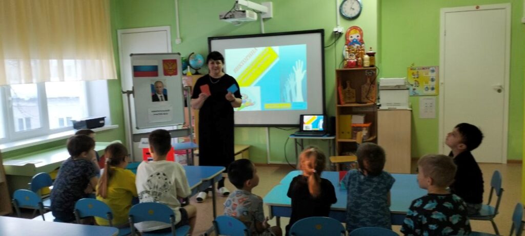 Фото 3. Участники дня молодого избирателя в детском саду № 78 "Ивушка" участвуют в викторине.   