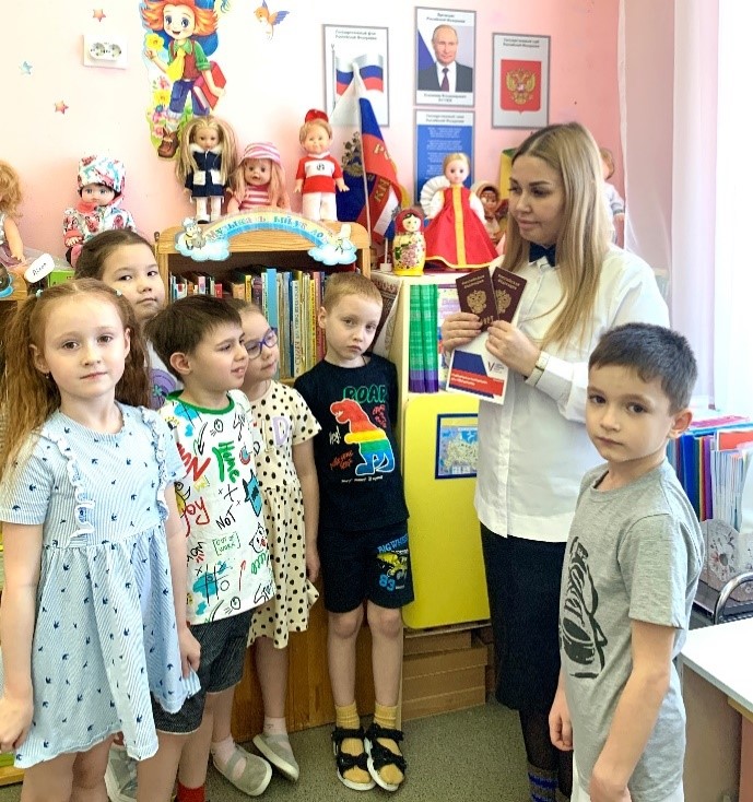 Фото 1. Участники  квест-викторины «Что мы знаем о своей стране и о выборах». Шесть детей и один взрослый. 