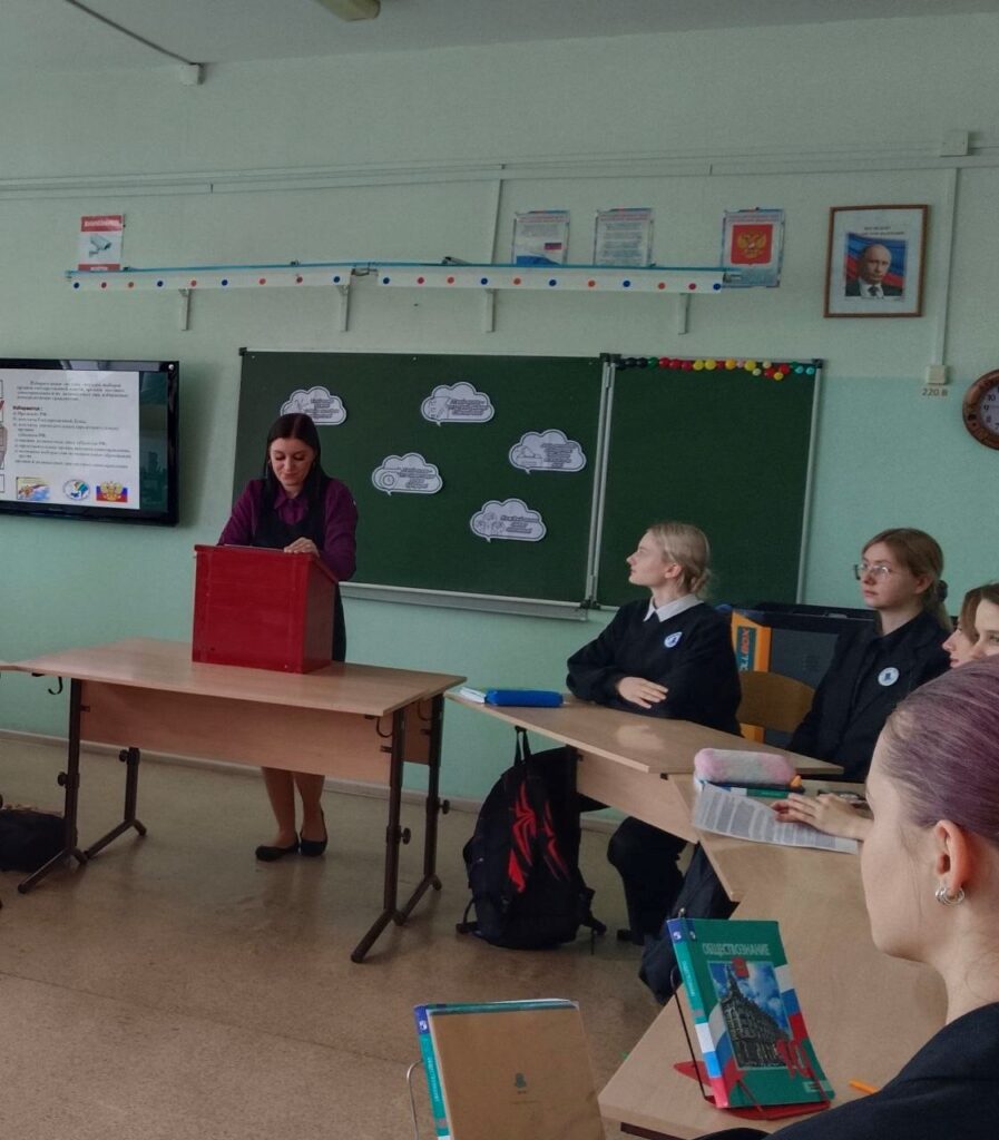 Фото 1. Участники круглого стола «Готовлюсь стать избирателем», который прошел в лицее №1 в рамках Дня молодого избирателя слушают лекцию об истории выборов, развитии избирательной системы России, принципах избирательного права в демократическом обществе, правах избирателей.