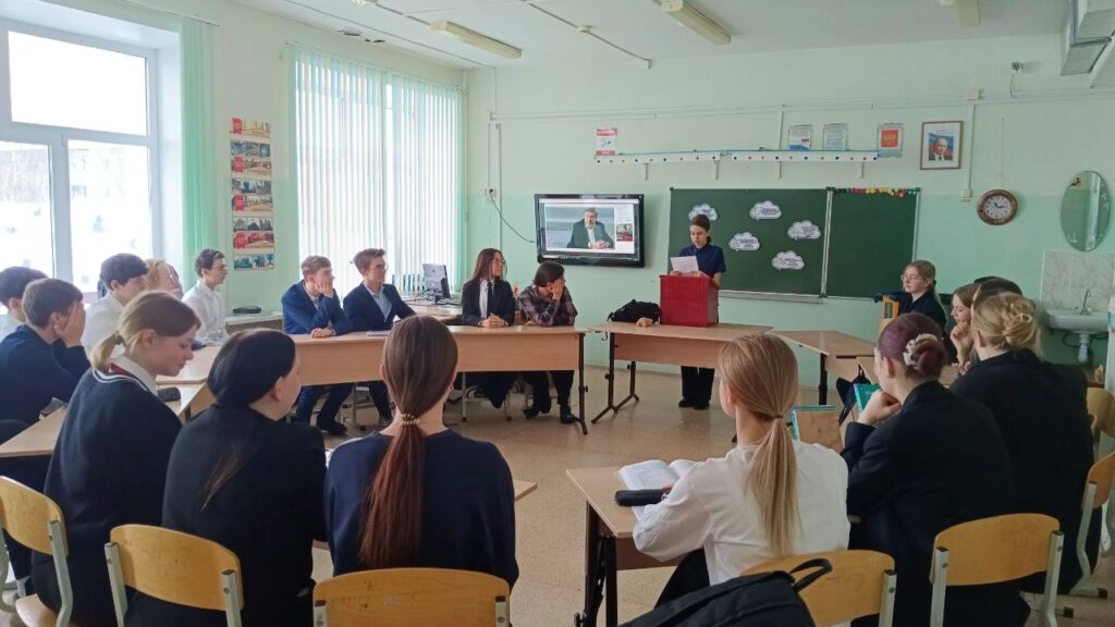 Фото 2. Участники круглого стола «Готовлюсь стать избирателем», который прошел в лицее №1 в рамках Дня молодого избирателя слушают лекцию об истории выборов, развитии избирательной системы России, принципах избирательного права в демократическом обществе, правах избирателей.