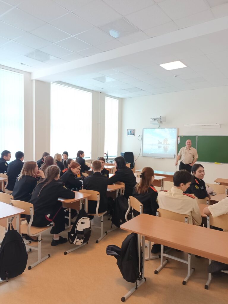 Фото. Участники брейн-ринга на уроке по обществознанию по теме "Знатоки избирательного права" в  рамках Дня молодого избирателя в лицее имени генерал-майора Хисматулина В.И. города Сургута.