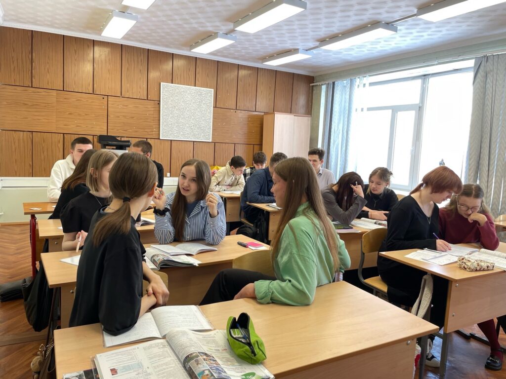 Фото 1. Участники интеллектуальной игры  «Мы выбираем, нас выбирают» в рамках Дня молодого избирателя в лицее № 3 сидят за партами в классе, отвечают на вопросы и решают задания. 