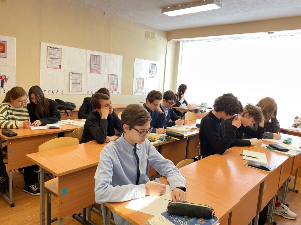 Фото 2.  Участники интеллектуальной игры  «Мы выбираем, нас выбирают» в рамках Дня молодого избирателя в лицее № 3 сидят за партами в классе, отвечают на вопросы и решают задания. 