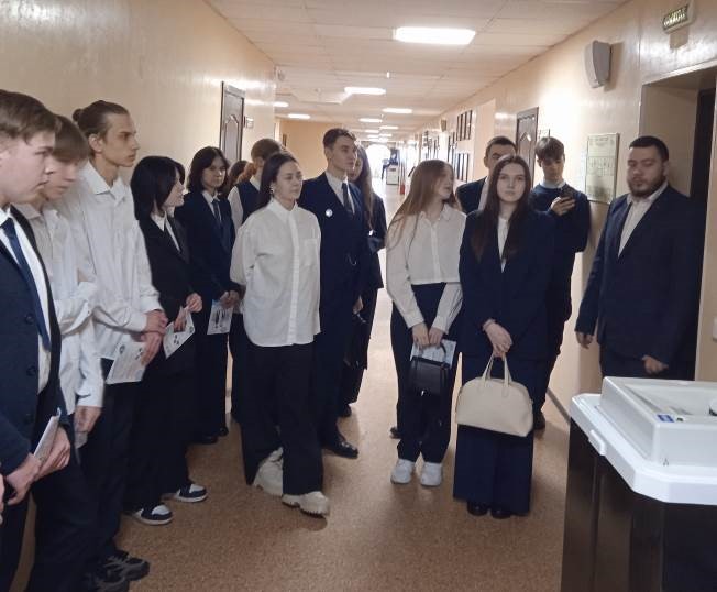 Фото 10. Участники Дня открытых дверей в территориальной избирательной комиссии, проведенного в рамках Дня молодого избирателя общаются со специалистом-экспертом отдела молодежной политики М.Р. Бородатым.