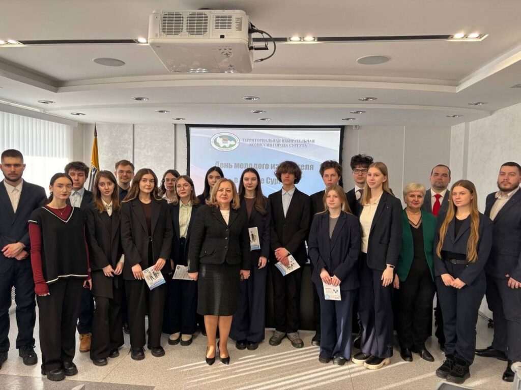 Фото 11. Общее фото участников Дня открытых дверей в территориальной избирательной комиссии, проведенного в рамках Дня молодого избирателя с лекторами Е.С. Филипповым, М.Р. Бородатым и председателем теризбиркома С.В. Гараниной. 