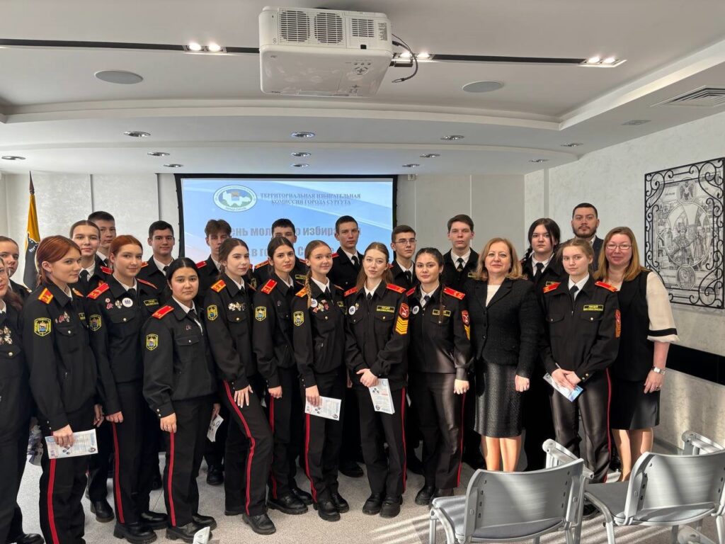 Фото 12. Общее фото участников Дня открытых дверей в территориальной избирательной комиссии, проведенного в рамках Дня молодого избирателя с лекторами Г.В. Трусовой , М.Р. Бородатым и председателем теризбиркома С.В. Гараниной. 