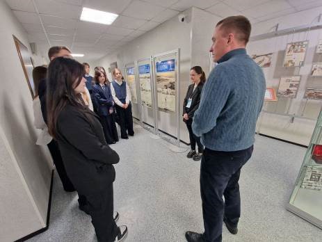 Фото 2. Участники Дня открытых дверей в территориальной избирательной комиссии, проведенного в рамках Дня молодого избирателя встречаются с Главой города Сургута М.Н. Слеповым.