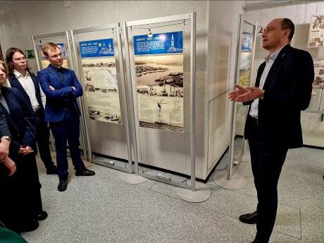 Фото 3. Участники Дня открытых дверей в территориальной избирательной комиссии, проведенного в рамках Дня молодого избирателя встречаются с Заместителем Главы города Сургута В.В. Малыхиным.