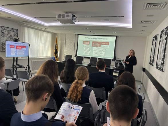 Фото 5. Участники Дня открытых дверей в территориальной избирательной комиссии, проведенного в рамках Дня молодого избирателя слушают лекцию председателя территориальной  избирательной комиссии С.В. Гараниной  о системе избирательных комиссий Российской Федерации, об этапах проведения избирательных кампаний, об основных законах, которыми руководствуются при  организации и проведении выборов избирательные комиссии, о последних изменениях избирательного законодательства, о деятельности территориальной избирательной комиссии города.