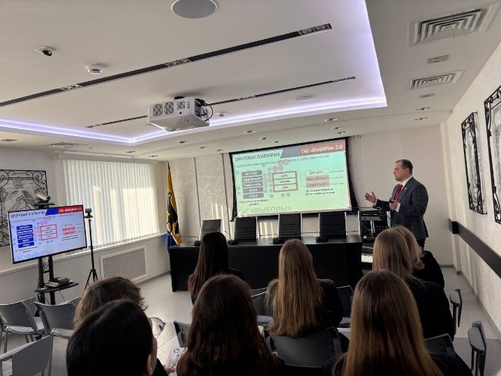 Фото 6. Участники Дня открытых дверей в территориальной избирательной комиссии, проведенного в рамках Дня молодого избирателя слушают лекцию члена ТИК Е.С. Филиппова   о цифровых сервисах в избирательном процессе и о ДЭГ.