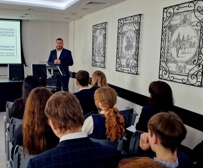 Фото 9. Участники Дня открытых дверей в территориальной избирательной комиссии, проведенного в рамках Дня молодого избирателя слушают лекцию специалиста-эксперта отдела молодежной политики М.Р. Бородатого о возможностях реализации своего потенциала в учреждениях молодежной политики.