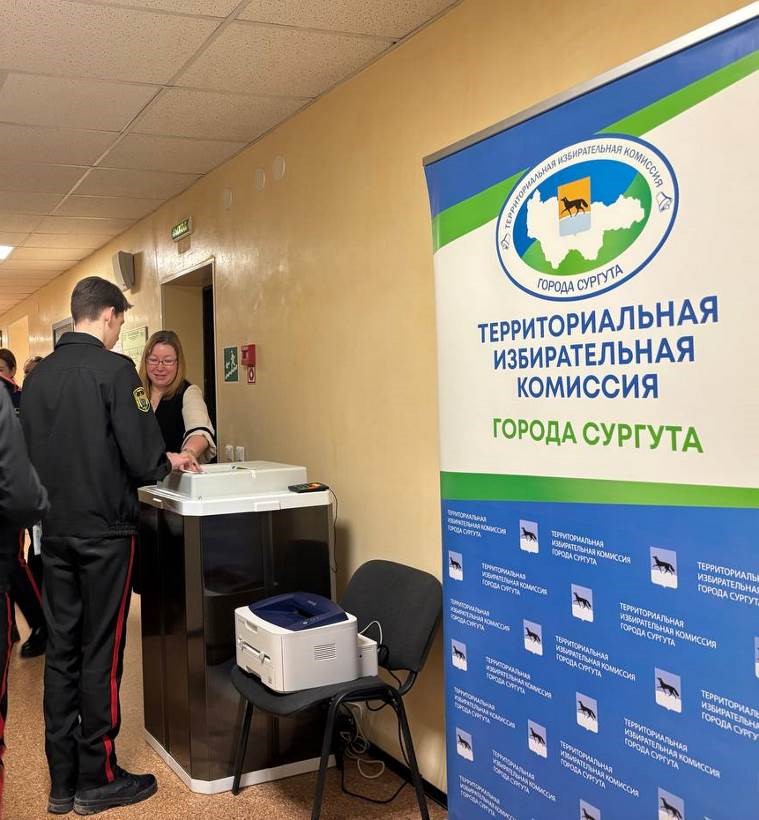 Фото 8. Участники Дня открытых дверей в территориальной избирательной комиссии, проведенного в рамках Дня молодого избирателя по предложению системного администратора  ТИК  Г.В. Трусовой  пробуют себя в роли избирателя и голосуют с помощью КОИБ-2010 за один из вопросов по теме выборов.